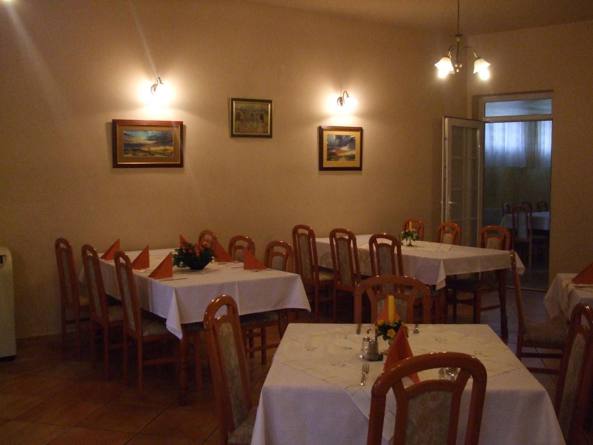 Bed and Breakfast Gilde étterem és panzió Pilisvörösvár Exterior foto