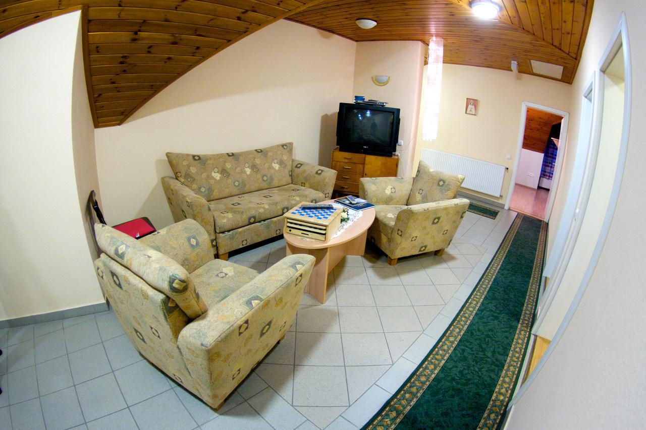 Bed and Breakfast Gilde étterem és panzió Pilisvörösvár Exterior foto